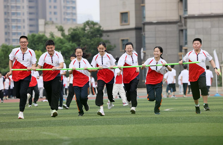 孩子們在參加豐富多彩的校園心理游園會活動。解琛攝