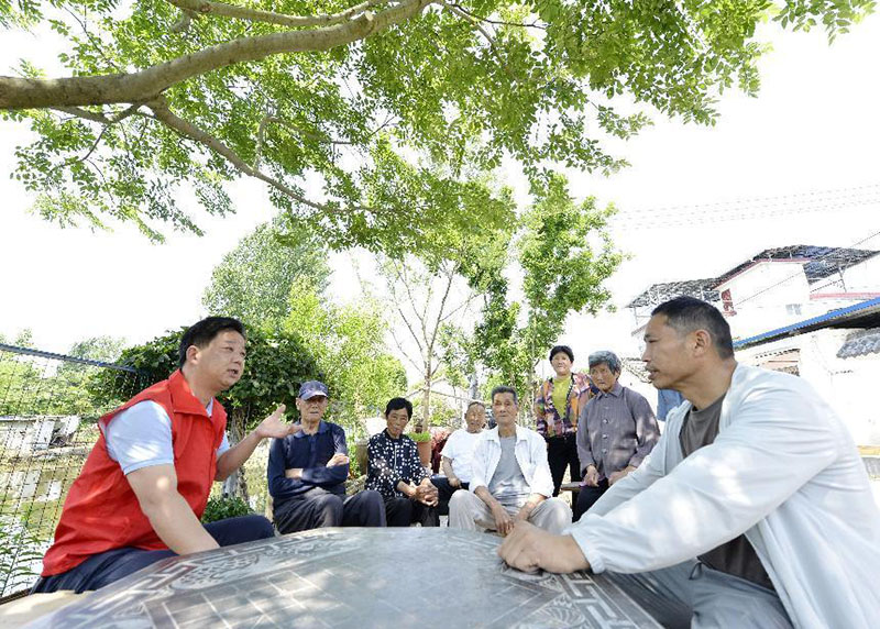 志願者在村裡給村民宣傳宣講。