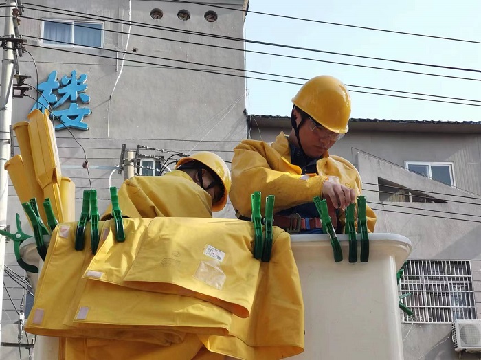 储文辉和任峰师徒二人正在开展带电作业。王傲琪摄