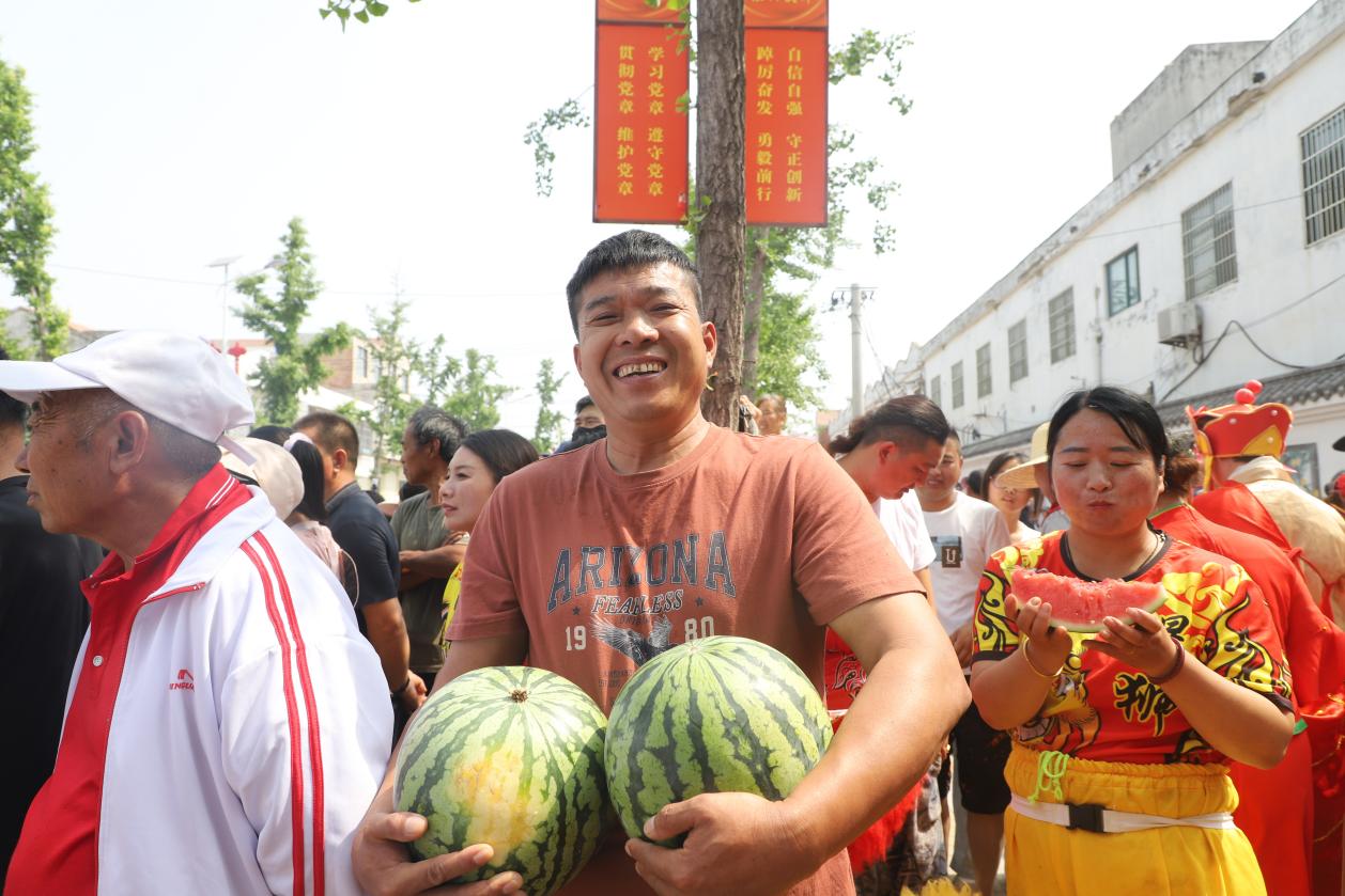 參加活動的村民，手捧西瓜流出喜悅。徐雅嫻攝