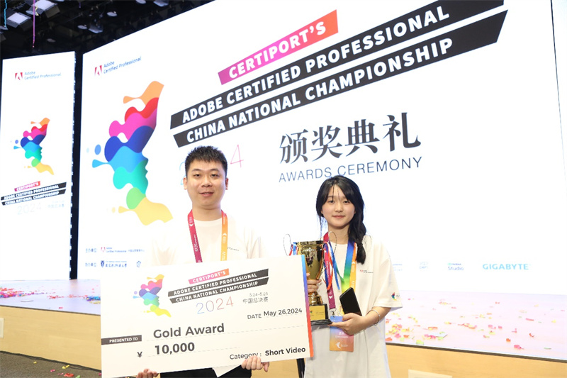 金奖获得者徐傲雪与指导老师合影留念。
