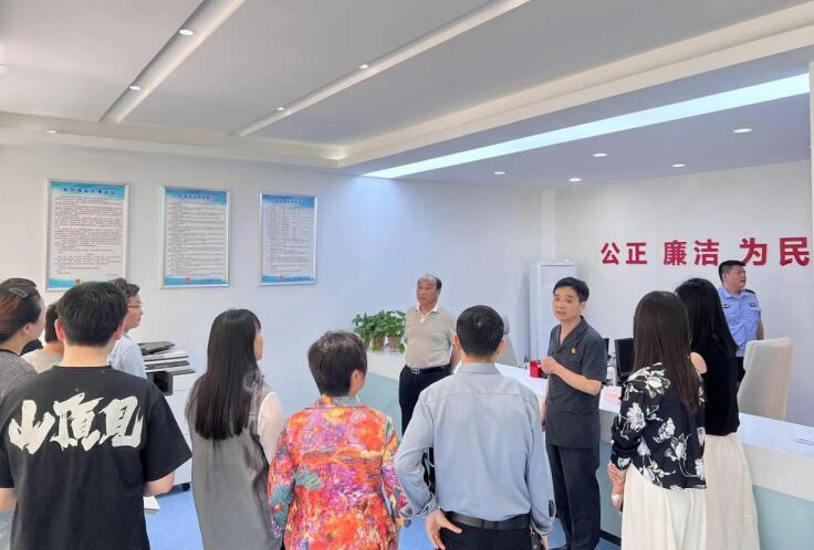 县、镇人大代表听取法庭对功能室的介绍。方翠凤摄