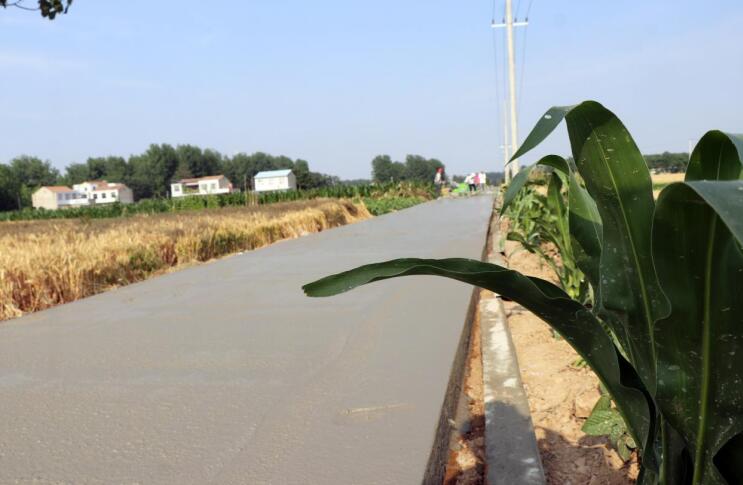 修建一新的水泥路。谯城区牛集镇供图