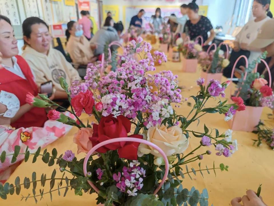“扬巾帼风采 绽花样芳华”插花体验活动