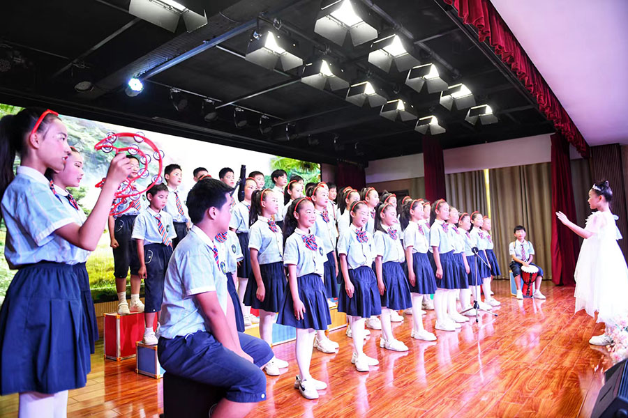 同学们齐声合唱《布谷鸟》。