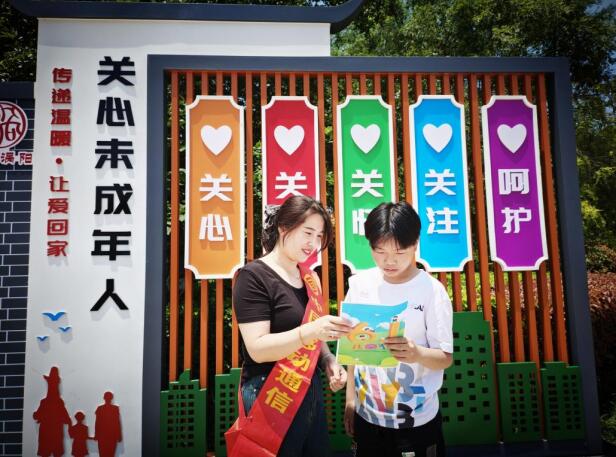 在涡阳，志愿者化身“小移辅导员”宣传反诈知识。