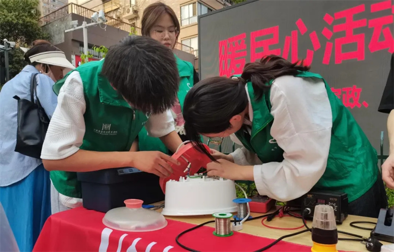 便民服务进社区。