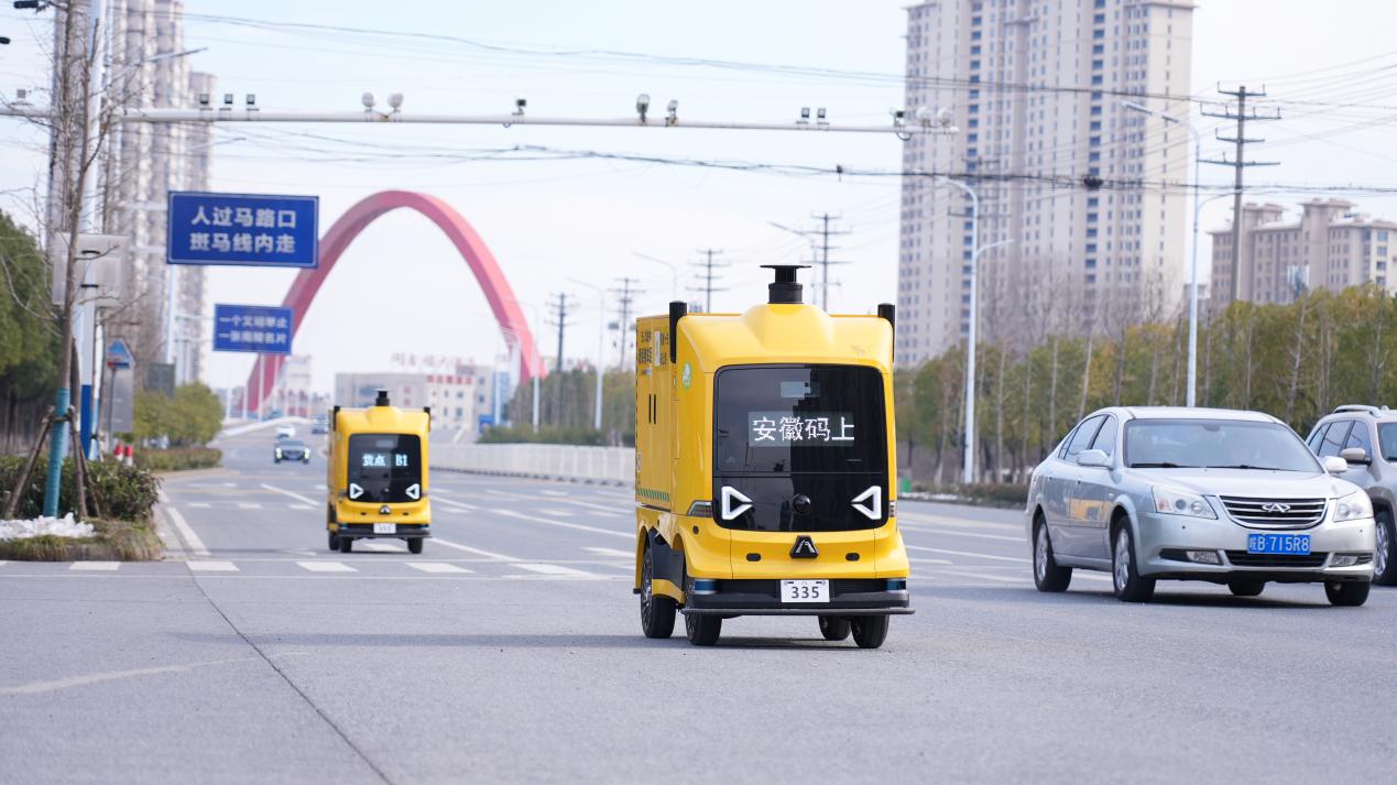 正在南陵县城道路上行驶的新能源无人快递车。余桐摄