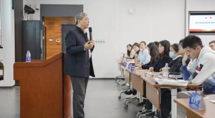 安徽师范大学路丙辉教授给华安证券新员工上思政课。