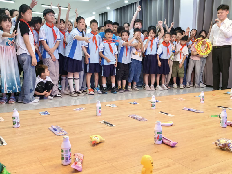 孩子们踊跃参与套圈游戏。
