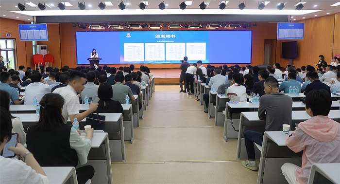 为科学副校长代表颁发证书。