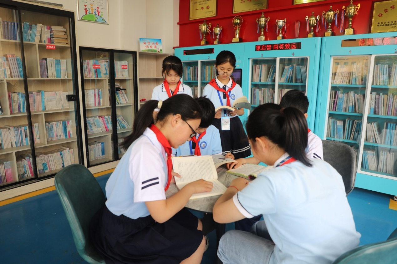孩子们在学校留守儿童之家读书。王怀文摄