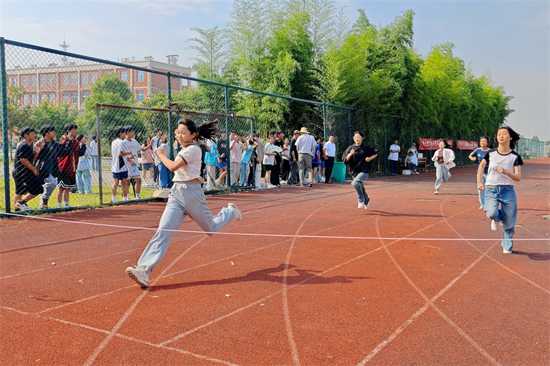 运动会上，运动员们在进行“冲刺”。 沈云鹏摄