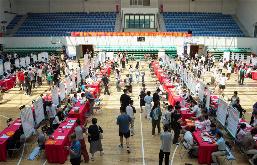 6月3日，“合肥请您来”暨全市高校毕业生就业促进大型招聘会在安徽建筑大学（南校区）体育馆举办。人民网记者 王锐摄