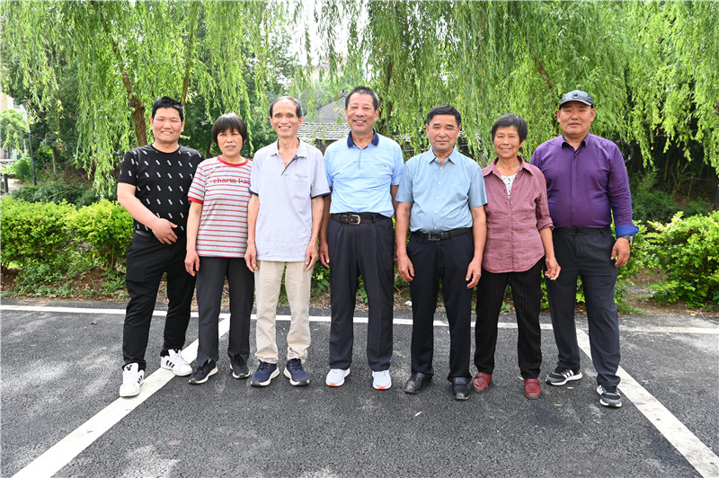 储成来和亲人合照。