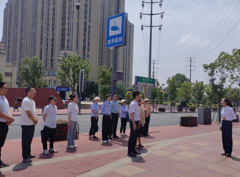 宣讲团成员为前来参观的党员讲解。赵静摄