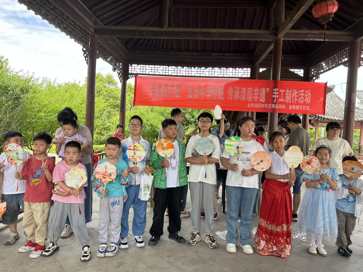 孩子们展示亲手制作的漆扇。陶春行摄