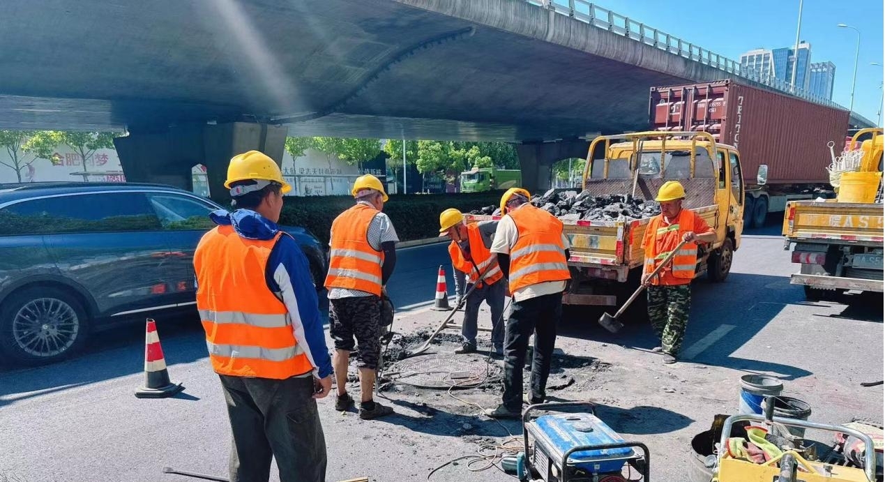 工作人員正進行道路修繕工作。 包河經開區供圖