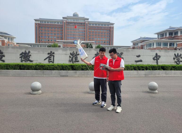 安徽移动工作人员在学校附近开展网络测试。安徽移动供图