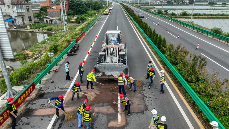 演练中，公路、交警、交通执法等各部门迅速联动响应，一场与时间赛跑的保通保畅工作立即展开。人民网记者 陶涛摄