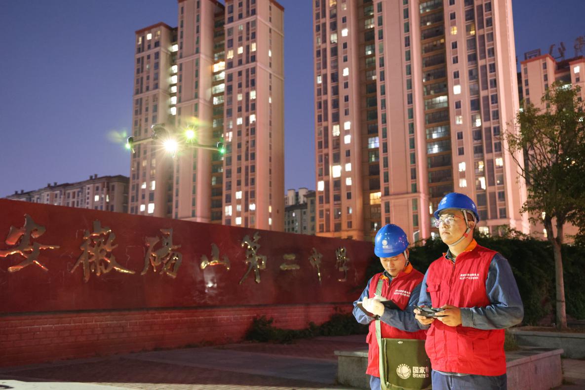 電力員工正在巡檢高考供電線路。張闖攝