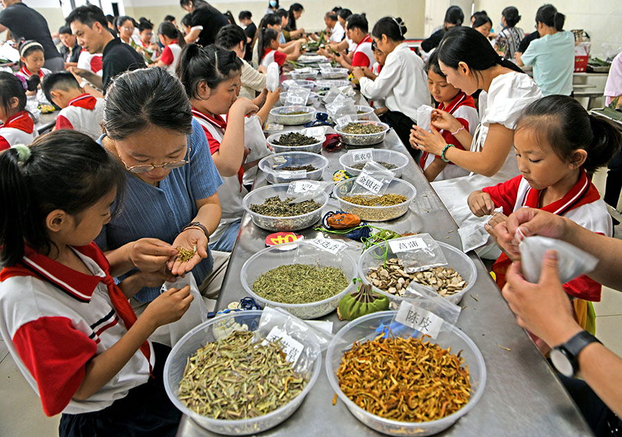 2024年6月6日，安徽省淮南市鳳台縣第四實驗小學學生識別各類香草，在老師的指導下制作端午節香包。