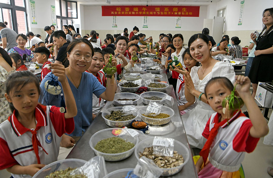 2024年6月6日，安徽省淮南市鳳台縣第四實驗小學師生展示制作的端午節香包。