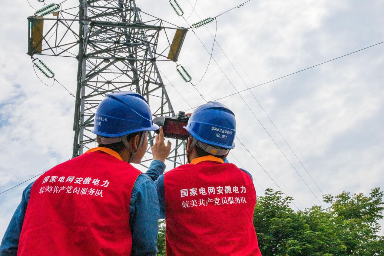 电力员工对县域内6个考点的主要供电线路进行巡视。