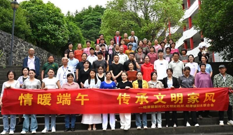 部分活动群众合影。陈赵元摄