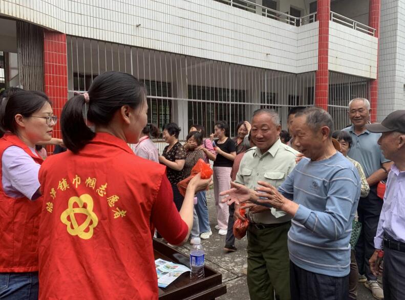 志愿者现场分发端午粽子。陈赵元摄