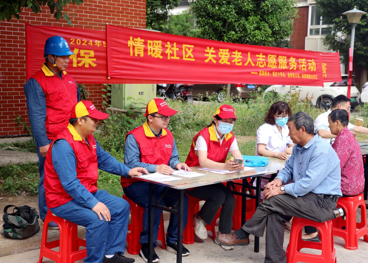 “情暖社区 关爱老人”志愿服务活动现场。周里摄