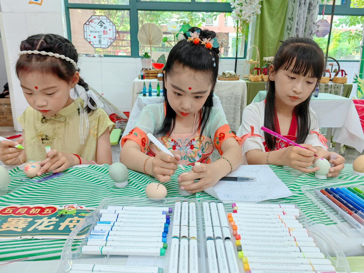 天長市城南小學學生畫彩蛋。江安平攝