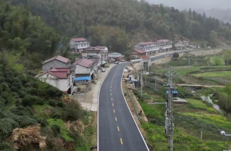 “四好农村路”助力乡村振兴。