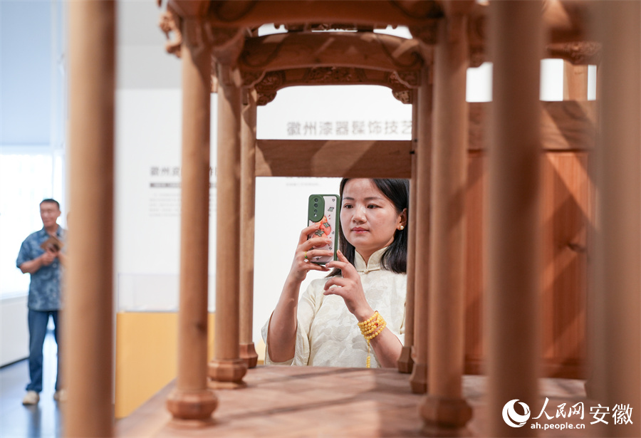 参观市民在非遗展品前驻足拍照。人民网记者 王锐摄