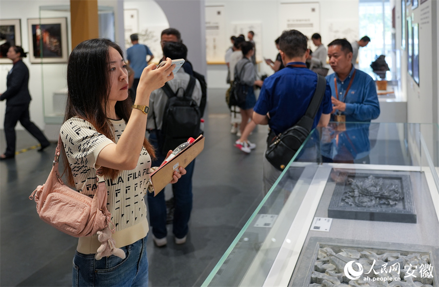 参观市民正在为徽州石雕作品拍照。人民网记者 王锐摄