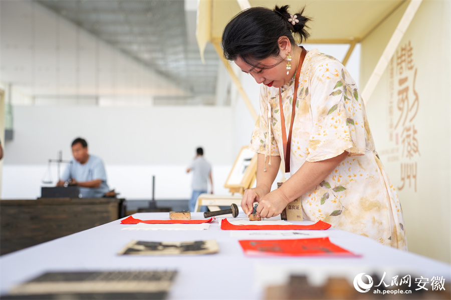 非遗传承人薛寅正在展示徽派版画技艺。人民网记者 王锐摄