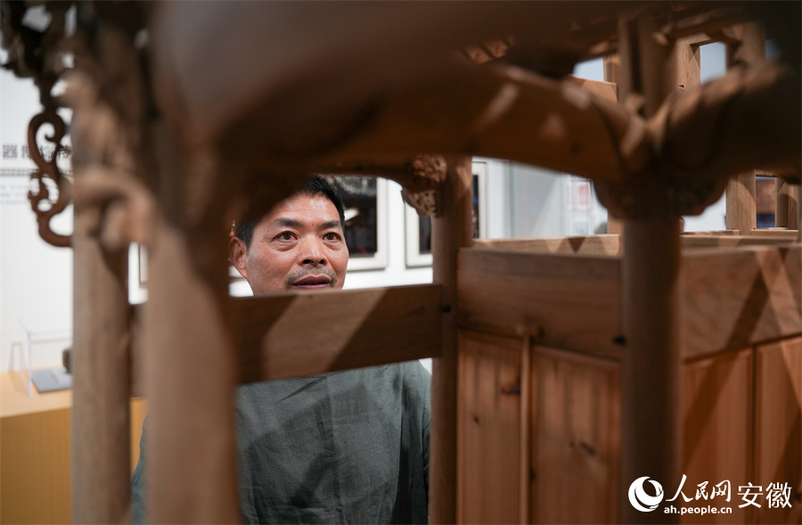 非遗技艺传承人洪建华正在查看自己带来的展品。人民网记者 王锐摄