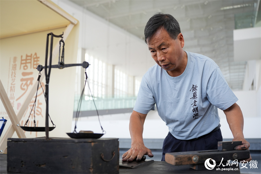 工作人员现场演示国家级非遗徽墨制作技艺。人民网记者 王锐摄