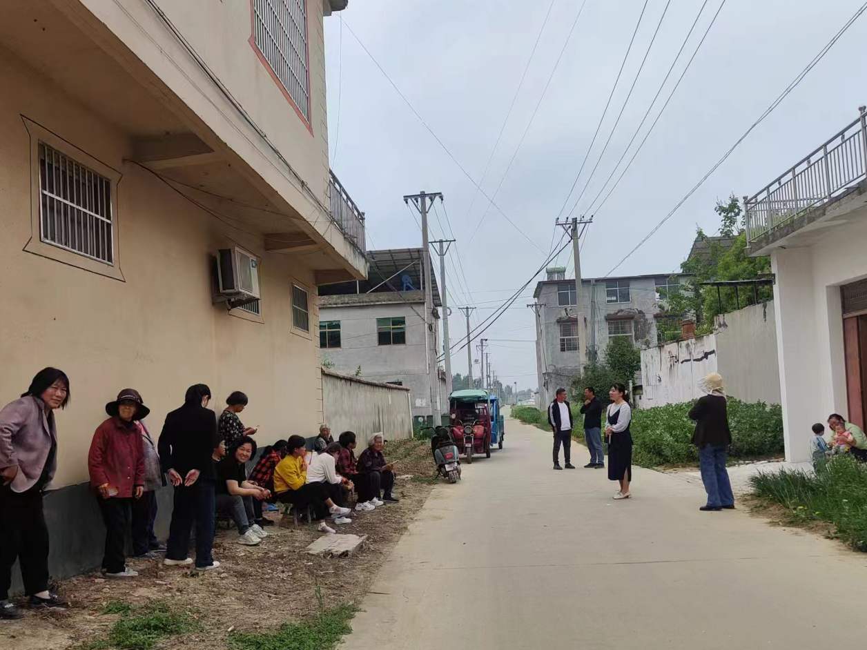 七里桥村书记助理徐小笛在村头群众会上作政策宣传。