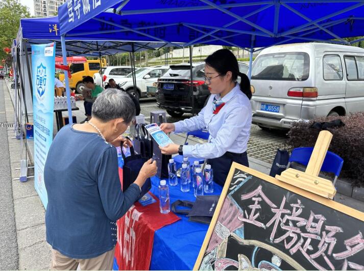 蕪湖灣沚支行普及金融知識萬裡行”活動。浦發銀行合肥分行供圖