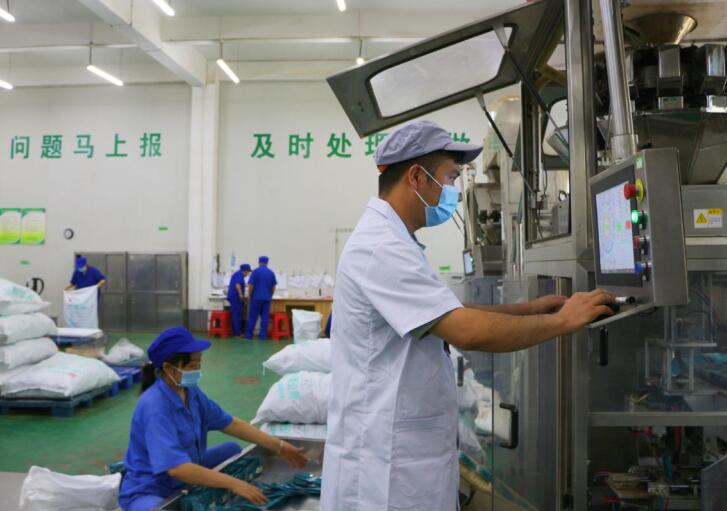 园区一中药企业生产车间一角。张重 摄