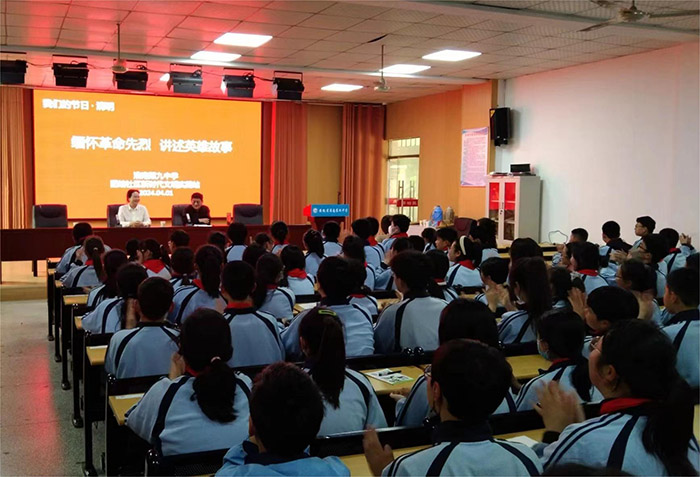 马媛媛在学校与孩子们交流。八公山区委宣传部供图