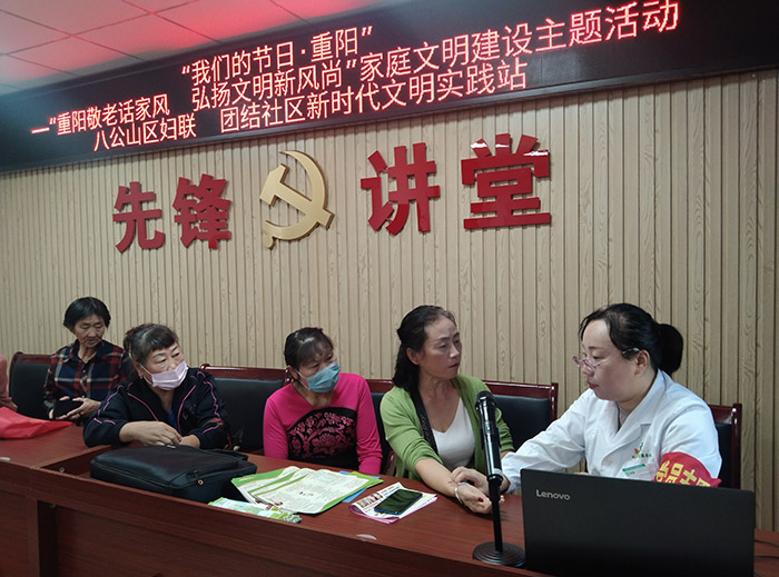 李娟在开展义诊活动。八公山区委宣传部供图