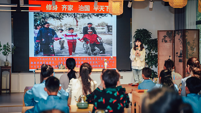 耿金华致力于家庭教育和亲子阅读推广。八公山区委宣传部供图