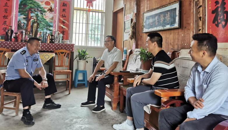 司新國（圖左一）和工作人員成功調解群眾間的糾紛。
