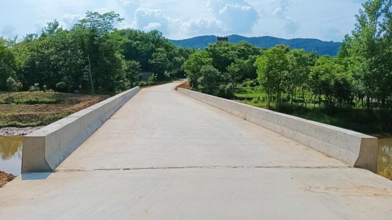 嶄新的清灣橋。