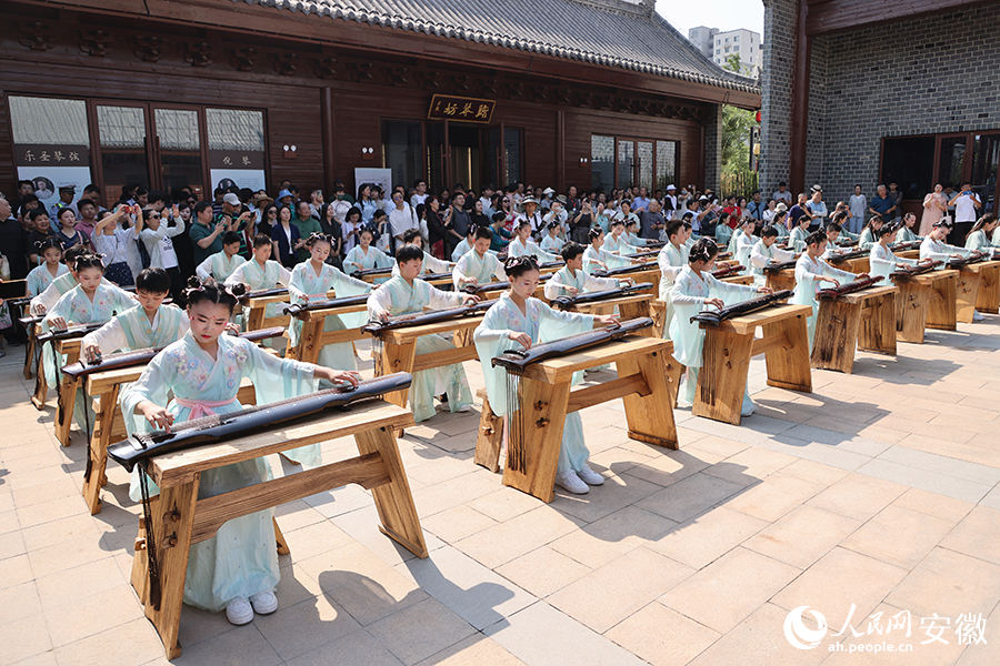 學生們表演古琴曲《高山流水》。人民網記者 王曉飛攝