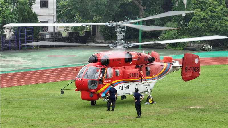 直升機運送救援物資。安徽省應急管理廳供圖