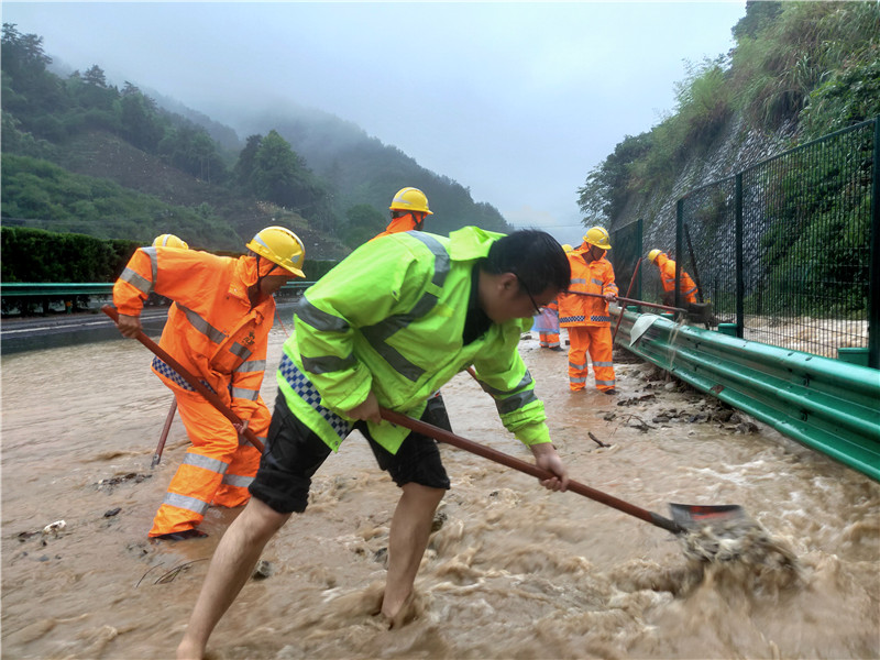构建起坚实防汛屏障，保障高速通道安全畅通。