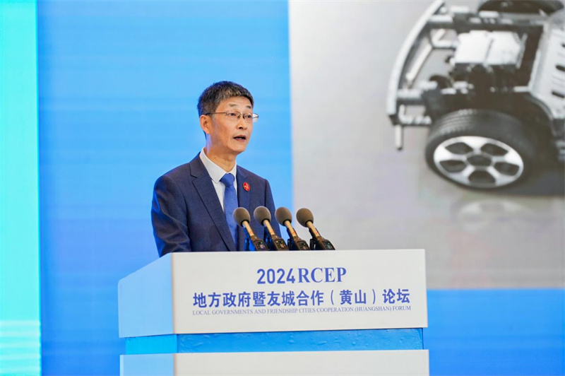 江汽集團股份公司副總經理張鵬在活動現場發言。江淮汽車供圖